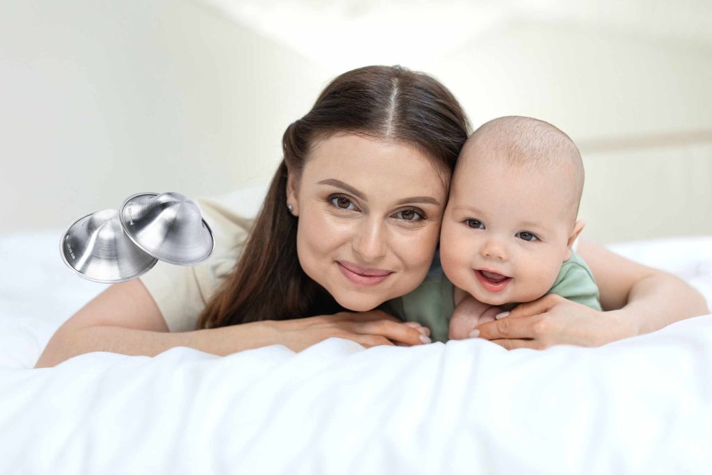 Moeder en kind met Zilveren tepelbeschermers
